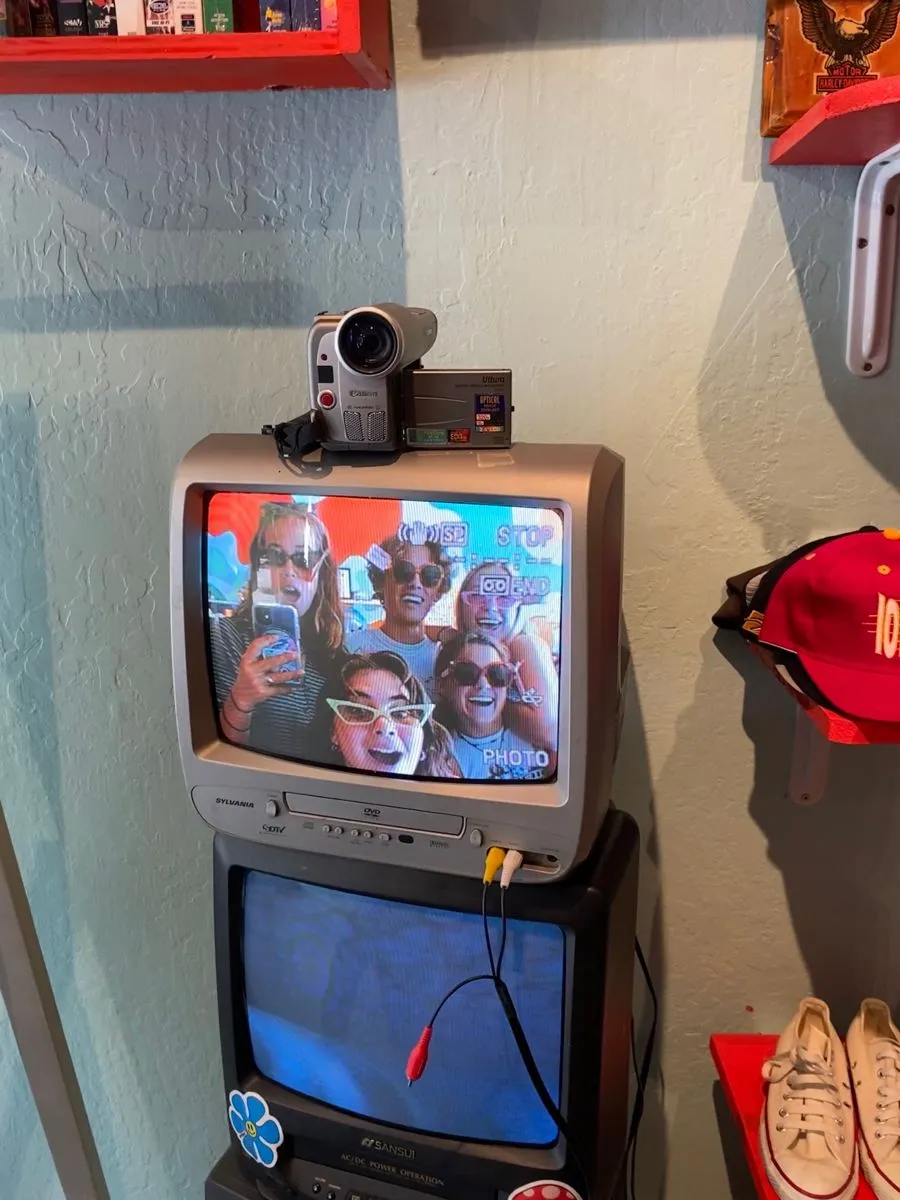 Retro CRT photobooth experience